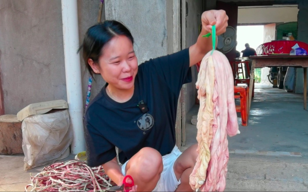 婆婆把醡胡椒做好了，公公买回一副大肠，醡胡椒炒肥肠味道太赞了