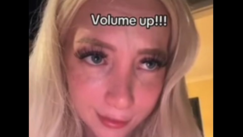 外国小姐姐不小心放屁了，房间里充满了气体～