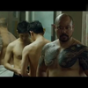 马东锡澡堂偶遇纹身男，壮硕肌肉跪下为其服务，旁边小弟习以为常