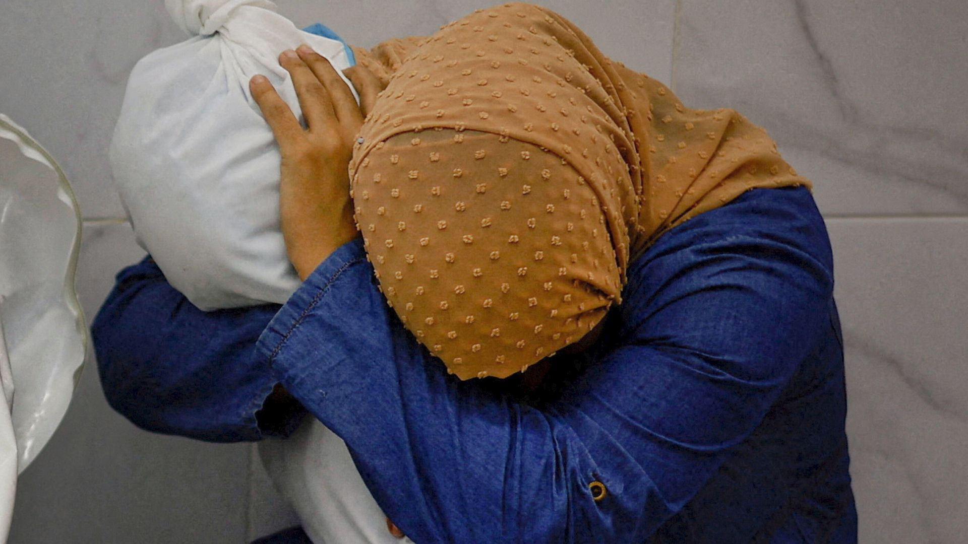 妇女紧抱在以袭击中遇害的侄女 加沙悲痛画面获2024世界新闻摄影奖