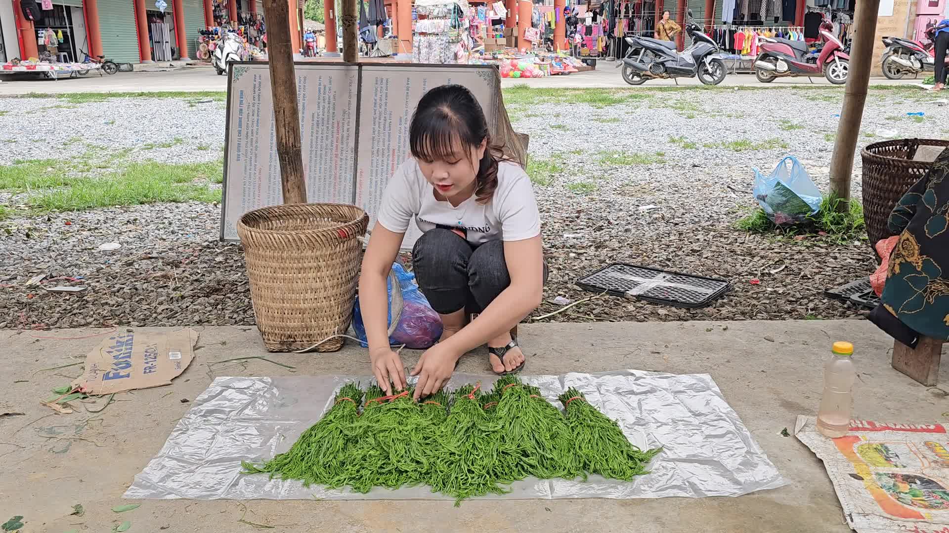 黄妹妹进山摘野菜自己拌鸡蛋吃，吃完在背一箩筐去赶集，卖了点钱