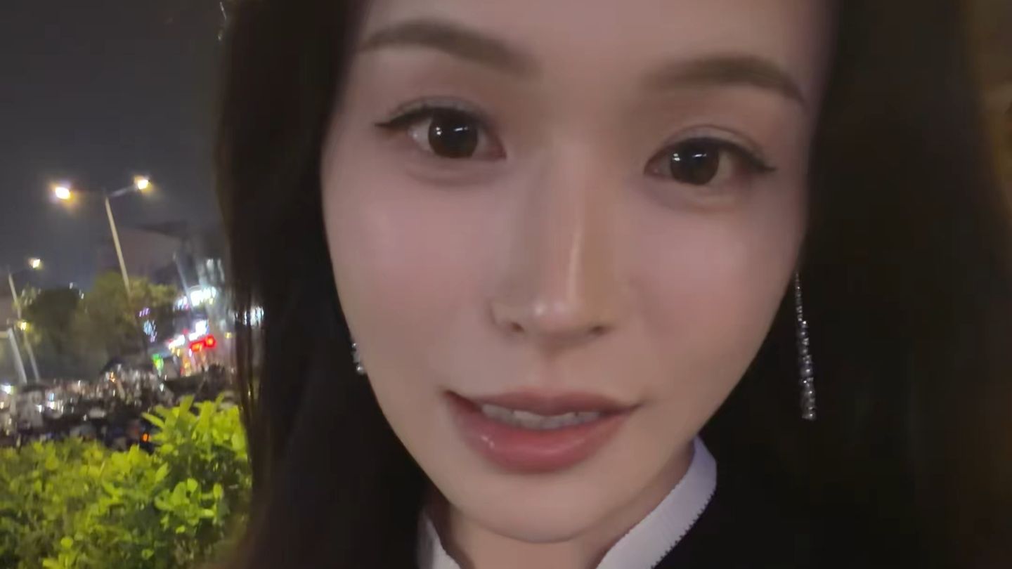 突然好心疼我老公 他才三十几岁而已，一路走来不啃老 没人帮衬 独自撑起半边天 喝不完的酒 忙不完的工作 所有的苦都自己扛 只会说累但从来不说自己不行 即使很难他