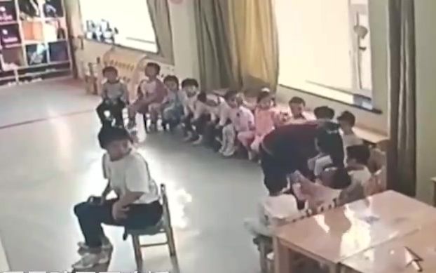 幼儿园老师孤立摁掐不吃饭男童 家长查看监控后泣不成声 警方介入