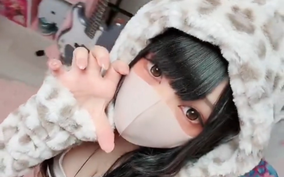 For Valentine's Day, of course you have to look for me, your little Valentine.