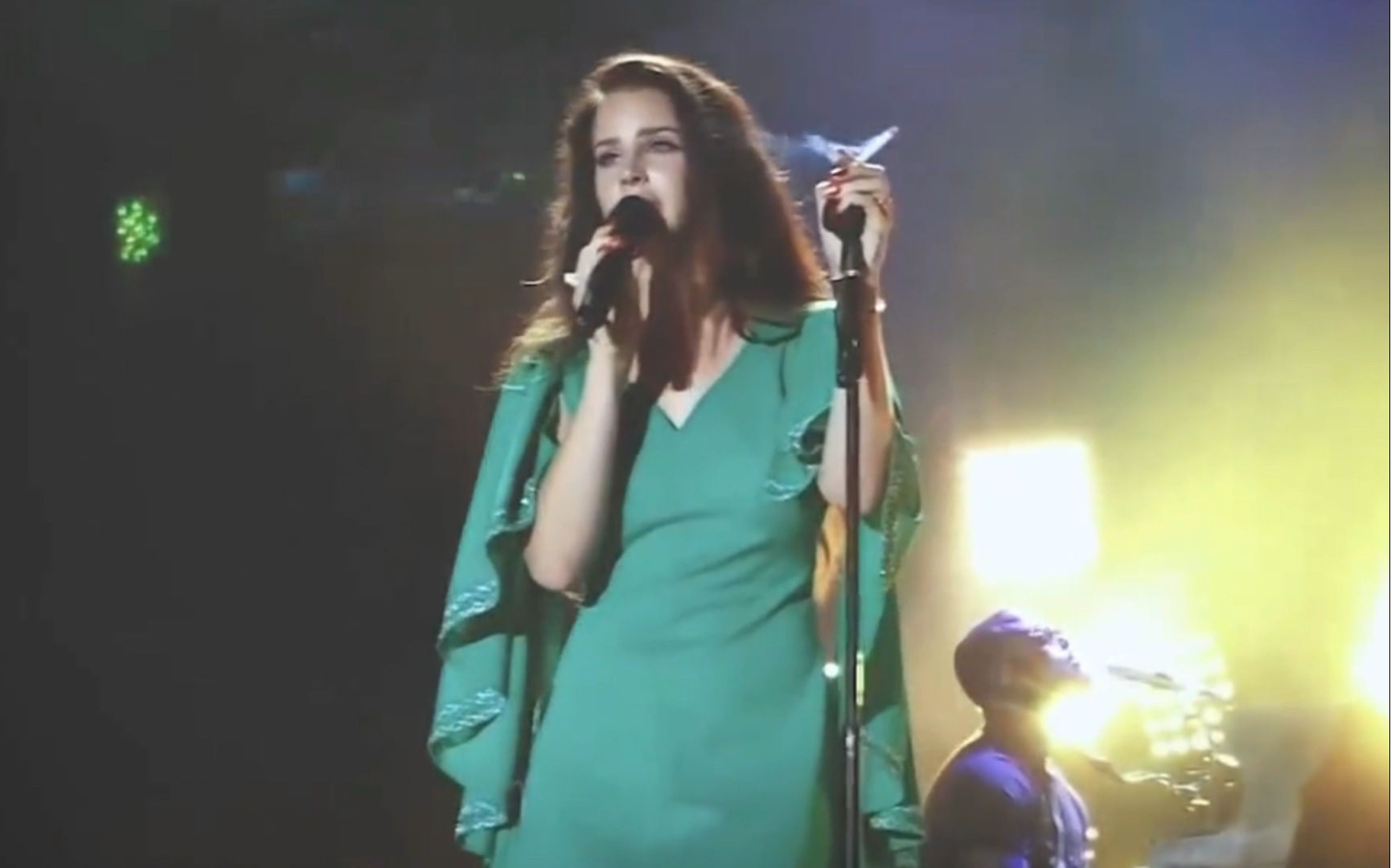Lana Del Rey《Old Money》Live 清唱版 手拿香烟，笑靥如花的打雷姐状态奇佳，独特的声线格外迷人。