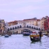 技术高超的船夫灵活着驾驶着小船穿梭在城市中-威尼斯 - Venice Travel