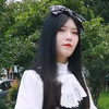小妹妹为什么一个人站在那里自言自语呢