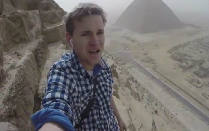 【作死】德国男子花8分钟爬上埃及金字塔现场。。。后被捕