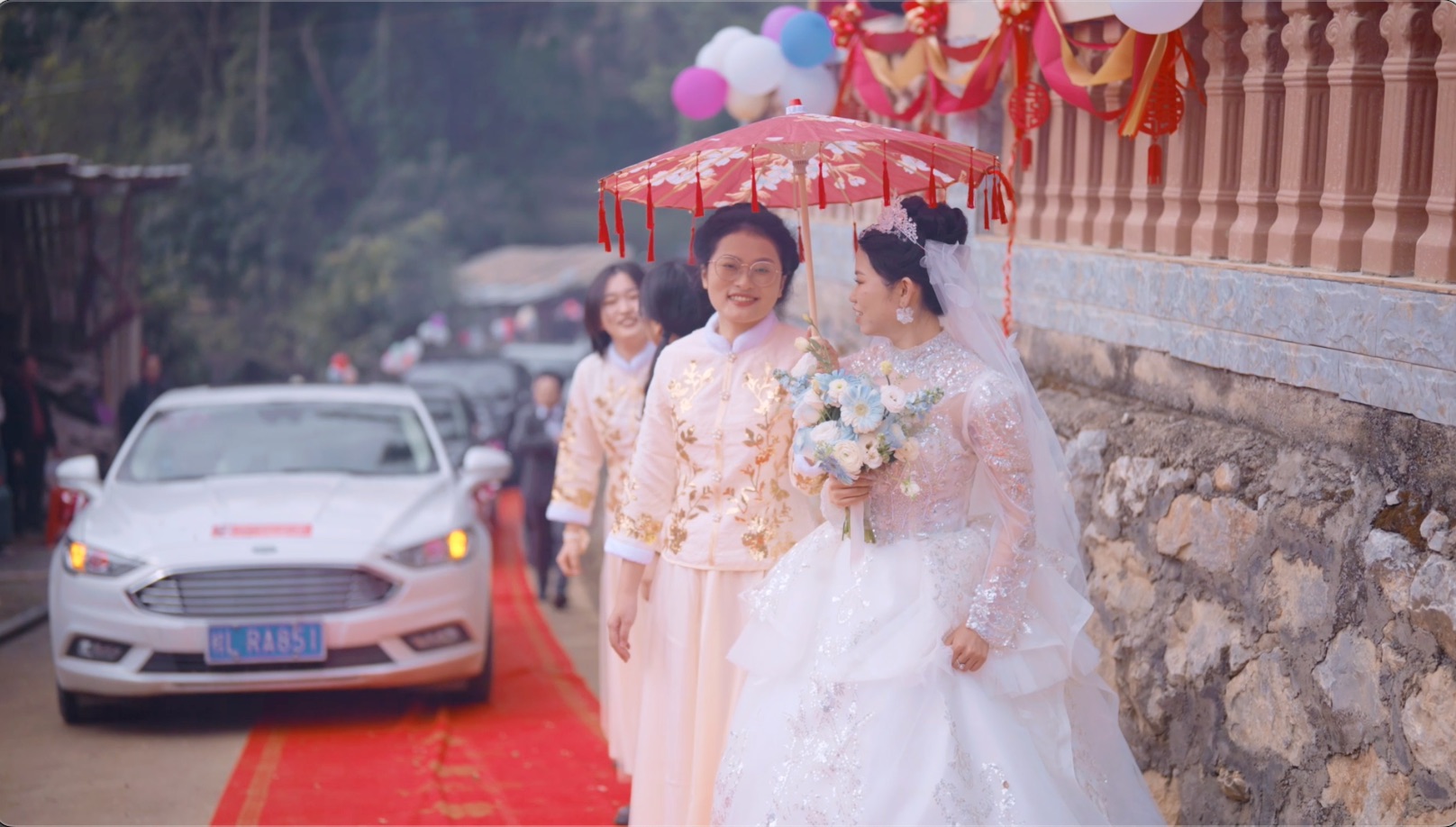 广西农村婚礼，流淌着玻璃水的美丽村庄，有山有水有小桥，太美了。