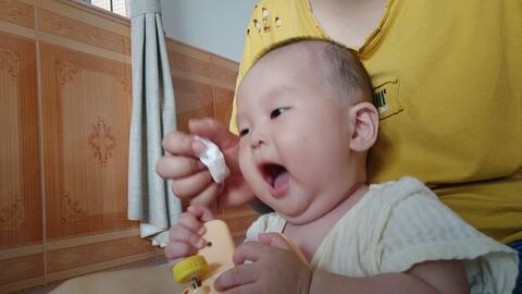 宝宝几个月会主动翻身 81d39e51d4168d60753030af0edad231a72d171a.jpg@480w_270h_1c