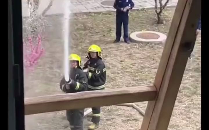 消防员意外把水喷到宿舍：让你浇花，不是浇祖国的花朵