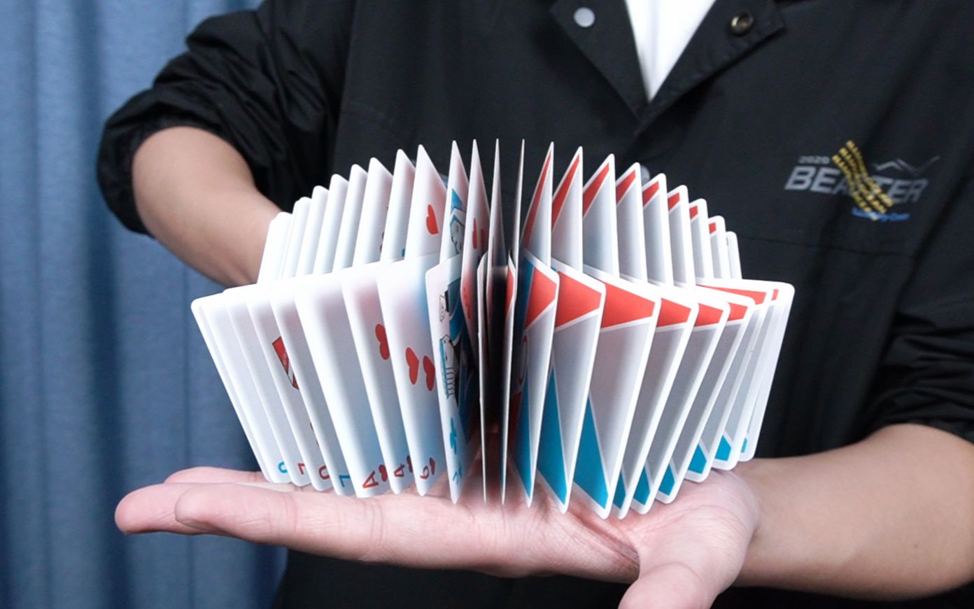 5分钟学会的超帅技能！单手把扑克牌开成一朵花