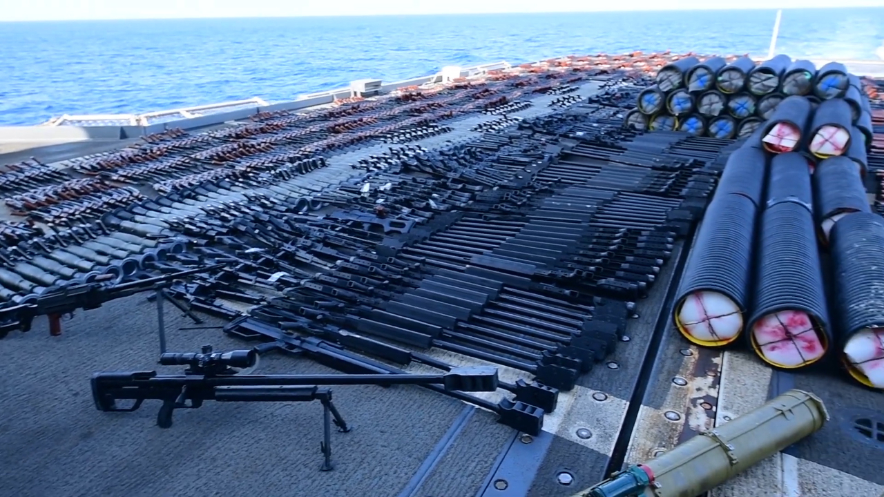 美国海军在阿拉伯海，查获一批俄中两国制造的武器