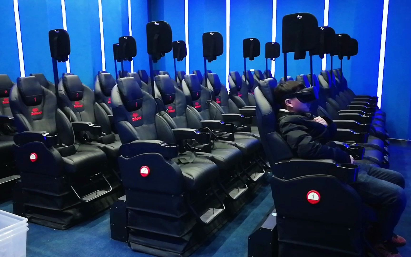 VR影厅动感座椅设备同步播放体验科技馆VR影院设备展示体验视频刺激真实