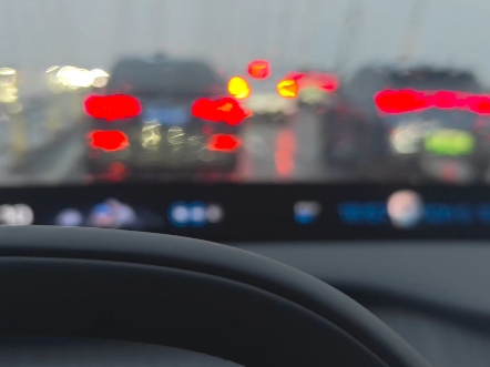 小米yu7瑕疵车，第一次遇到故障就是危及生命，暴雨天雨刮器故障