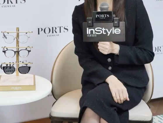 江疏影黑丝高跟鞋接受采访，这个造型太反差了……