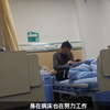 晚上8点在医院里偷偷拍到的一幕，即使身在病床也要努力工作