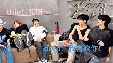 <em class="keyword">男团</em>直播竟当众表白 旁边成员的表情演我