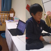 初中男孩抱妹妹上网课，突然被老师点名回答问题，妈妈当场被吓坏