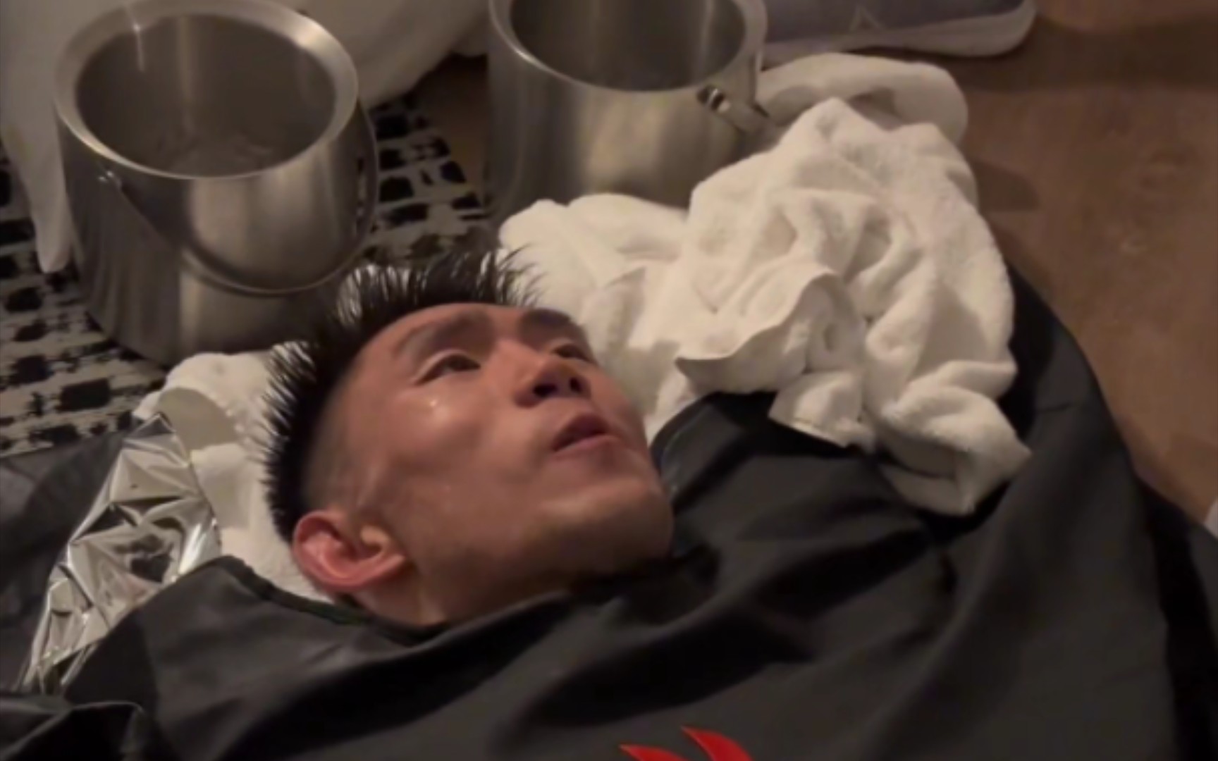 UFC格斗之夜“功夫小子”宋亚东赛前减重脱水的视频