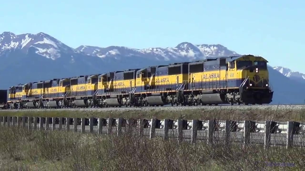 阿拉斯加煤炭重载列车,7个火车头一字排开