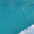 九寨沟老虎海海拔2298米。湖水因钙化呈现蓝色，由浅蓝到宝蓝再到深蓝，色彩变化均匀，水质透亮，倒伏树木清晰可见。