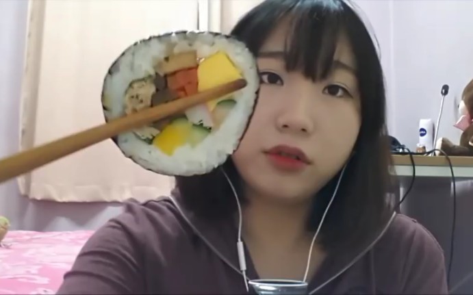 【Miniyu】吃紫菜包饭，炒年糕和炸物