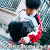 作S的熊孩子要点燃井盖土的鞭炮，这可把一旁的女人吓坏了