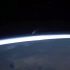 从国际空间站看到的彗星在黎明前从地球上升起