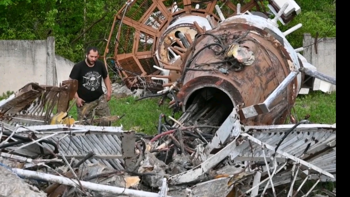 乌工人努力拆解刚被俄导弹轰飞的哈尔科夫电视塔卖废铁（拾走剩余价值）