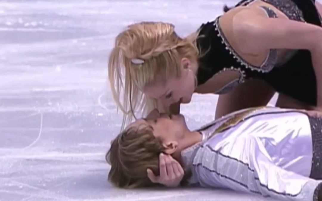 冬奥赛场上最浪漫的一吻失误成经典