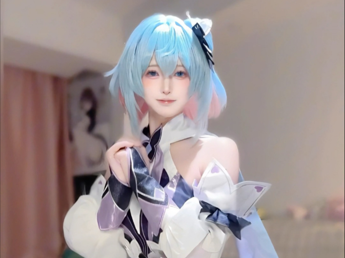 Everyone keeps the corners of their mouths turned up!