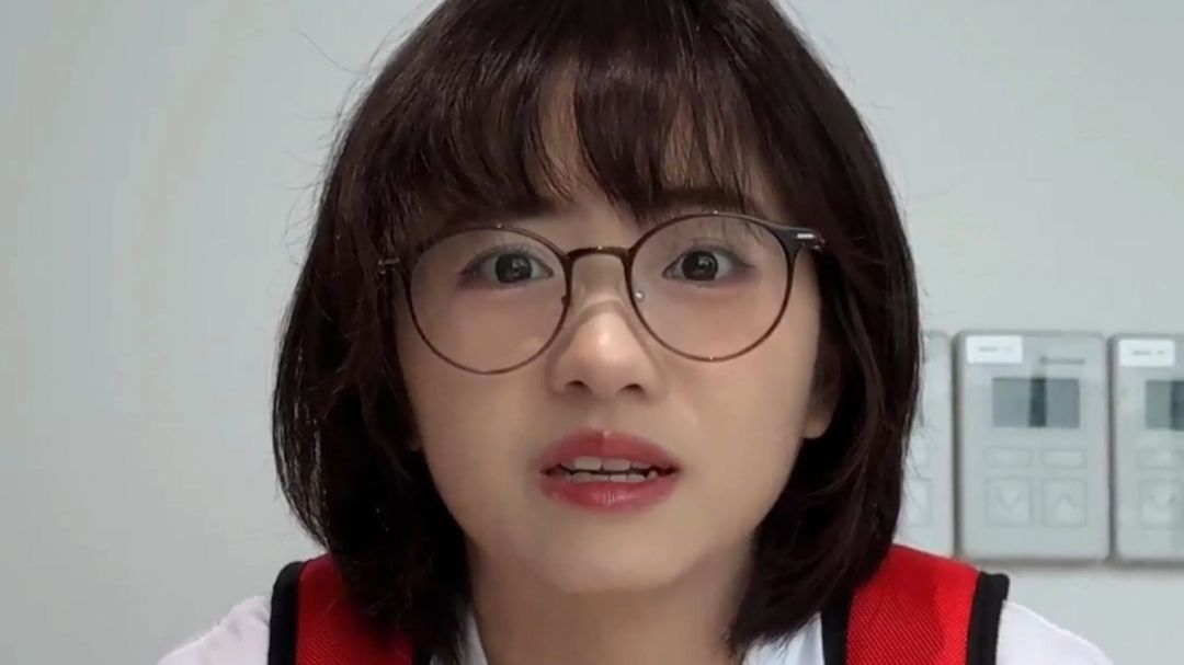 第一次见在电脑上贴钢化膜的？？？
