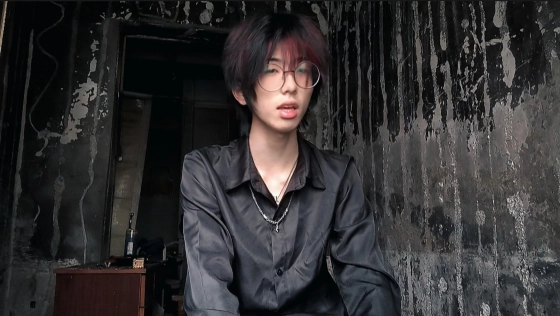 在被大火烧毁的家里唱了《死別》
