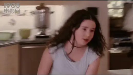 《西班牙女佣》片段 美艳保姆初登门,惊艳众人!