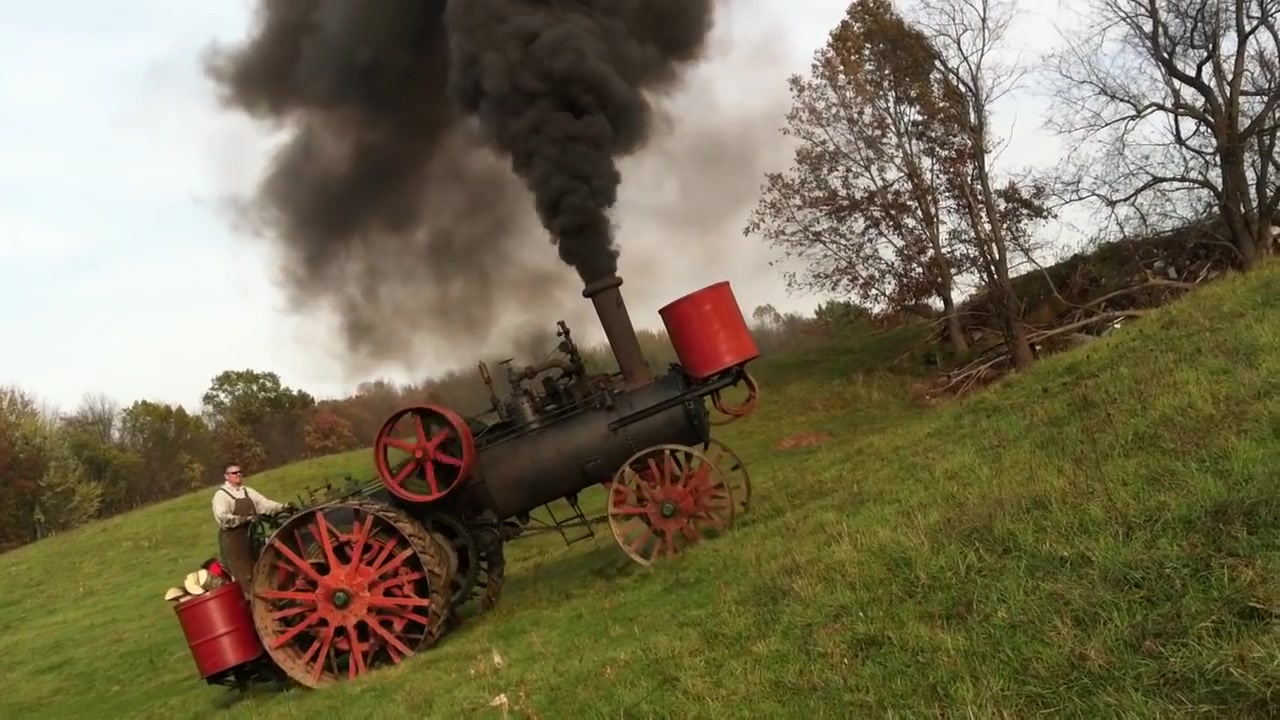 参观一下古老的蒸汽拖拉机是如何爬山的