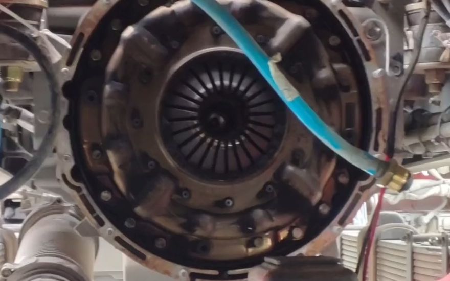 离合片烧成铁片 压盘烧红了，这样的操作能称为老司机吗？