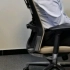 有没有被质量差的椅子摔倒过?一定要买把承重好稳定性好的人体工学椅