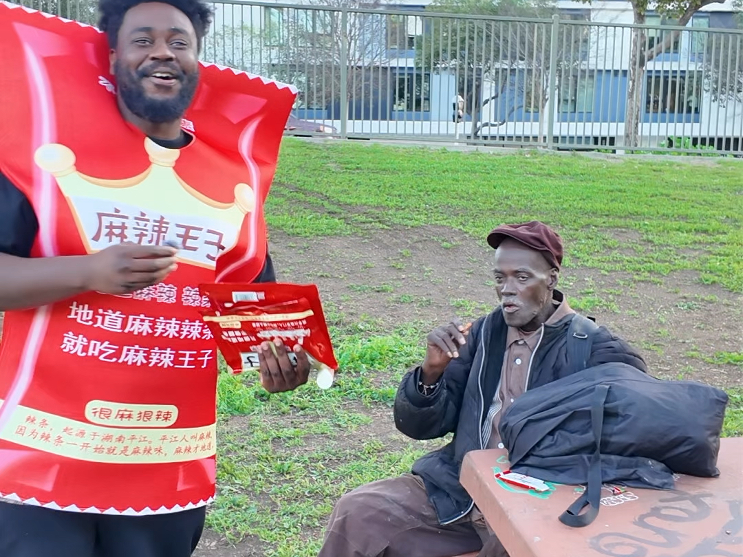 给美国路人品尝麻辣王子