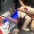 盲人女孩带导盲犬上地铁，乘客无人排斥纷纷让座，狗狗异常乖巧