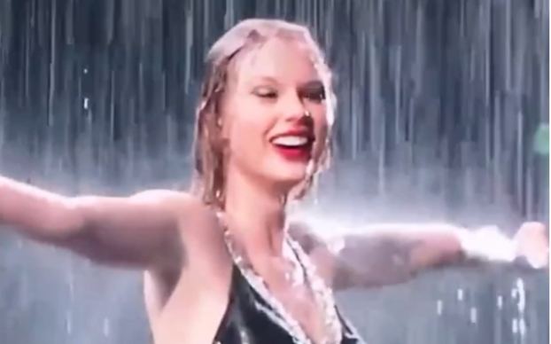 Taylor Swift雨中献唱Long Live，Taylor每个镜头都让人难忘