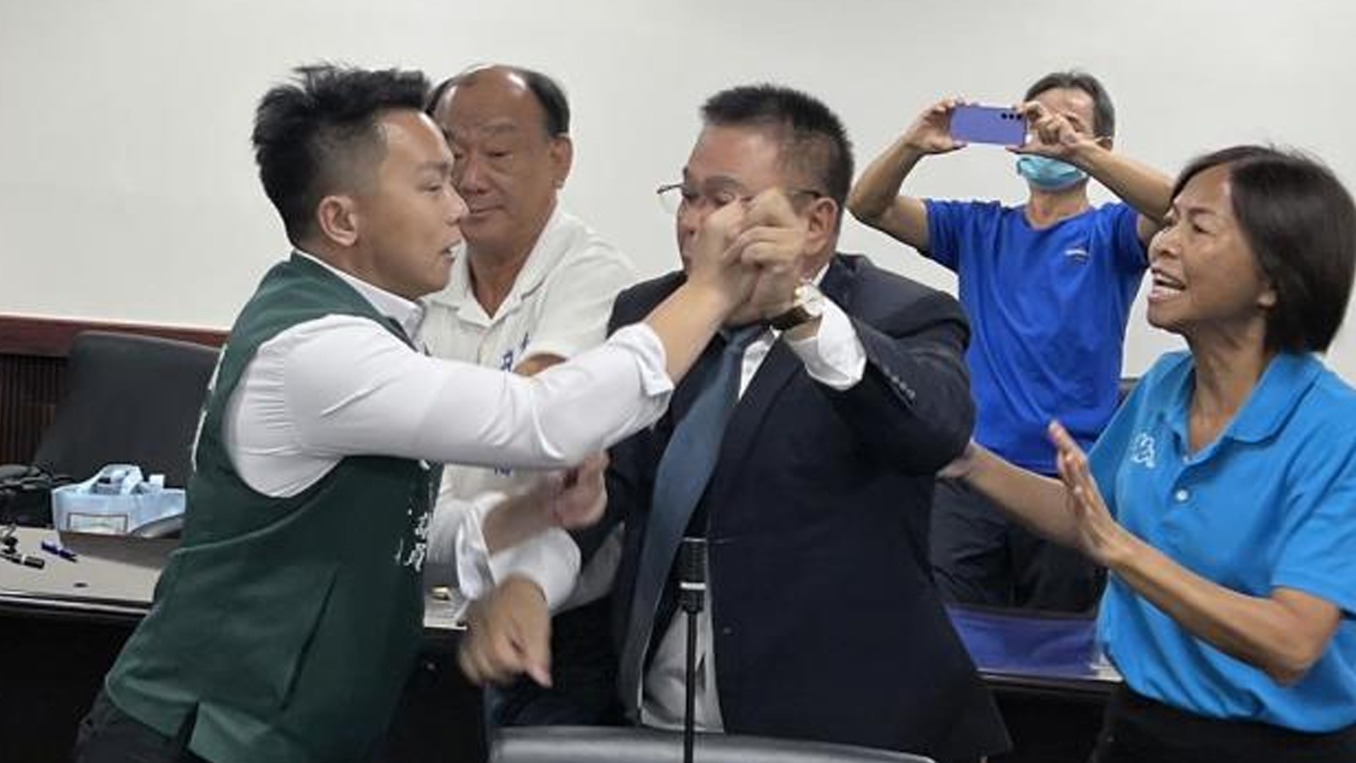 场面激烈！蓝营指控绿营台南市议员贿选，双方发生推挤冲突