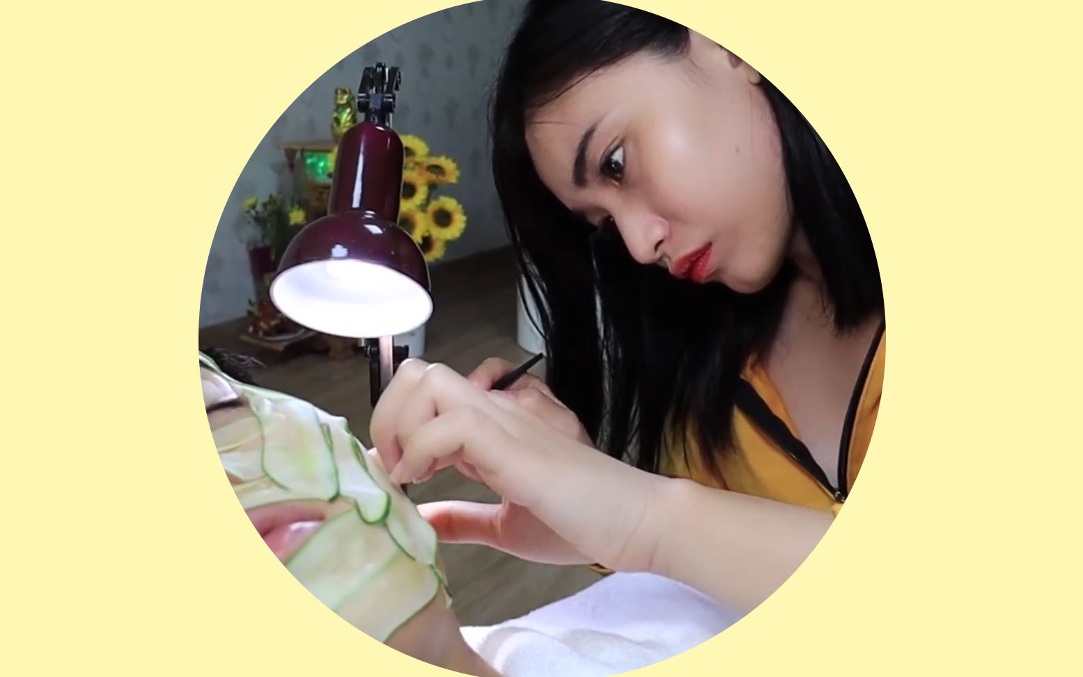 越南特色理发按摩美女理发师采耳掏耳朵