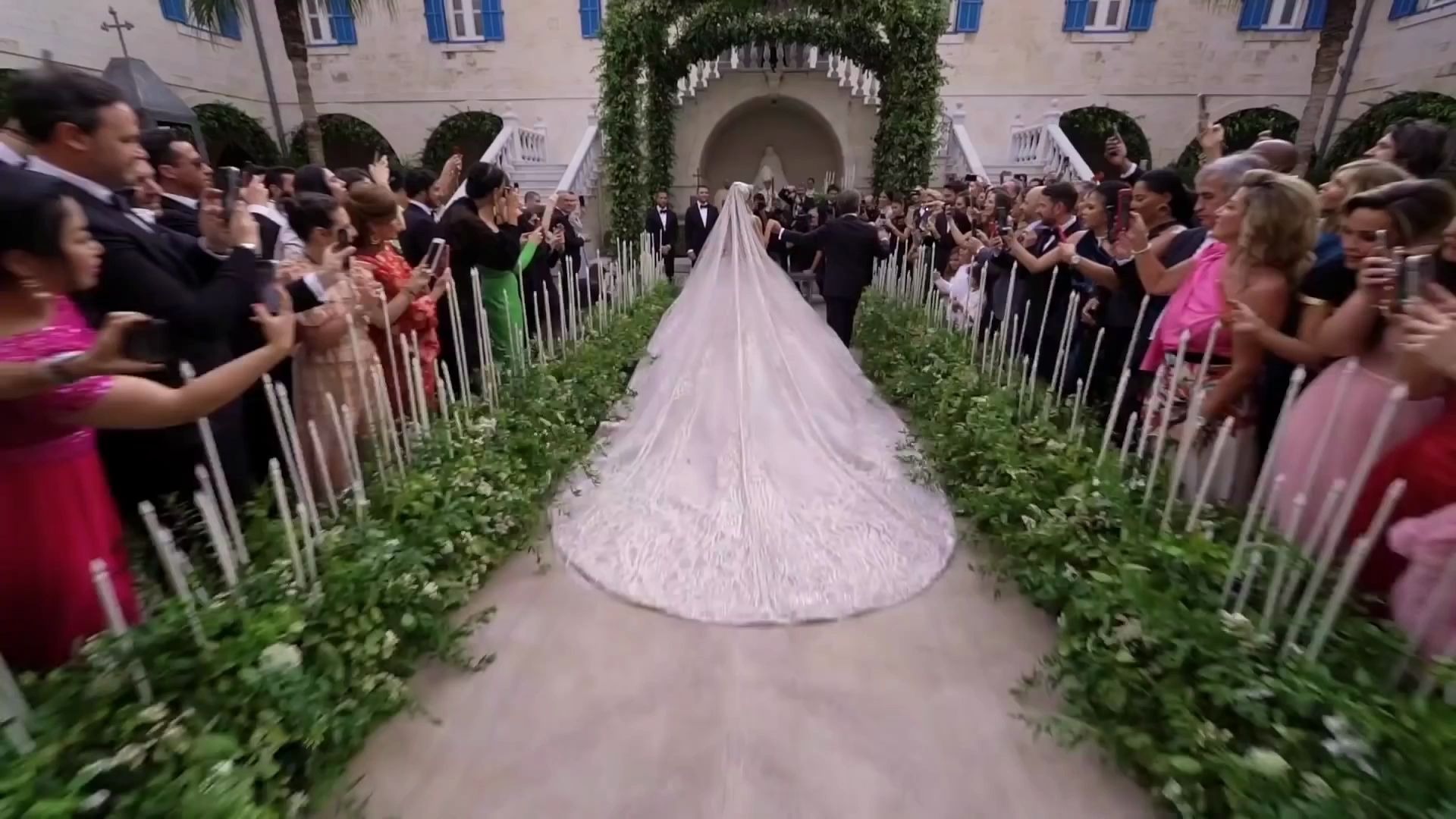 Elie Saab儿子办婚礼，亲自为儿媳定制50万颗水晶的刺绣婚纱