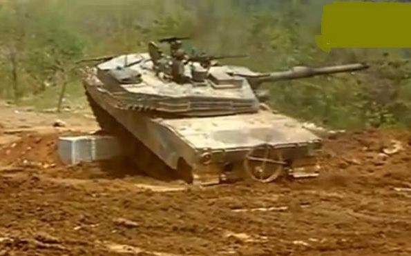 韩国陆军K2“黑豹”主战坦克实弹射击 @k1的反坦克水泥墩