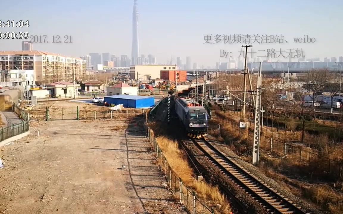 货列天津滨海新区塘沽天津港进港二线通过建材路道口开往塘沽车站方向
