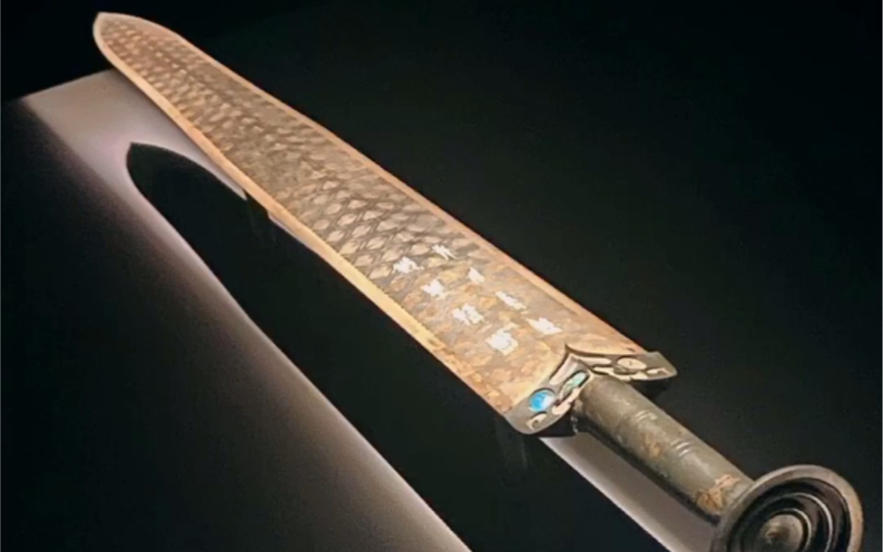 “天下第一剑”越王勾践剑历经两千多年岁月洗礼，光彩依然耀目