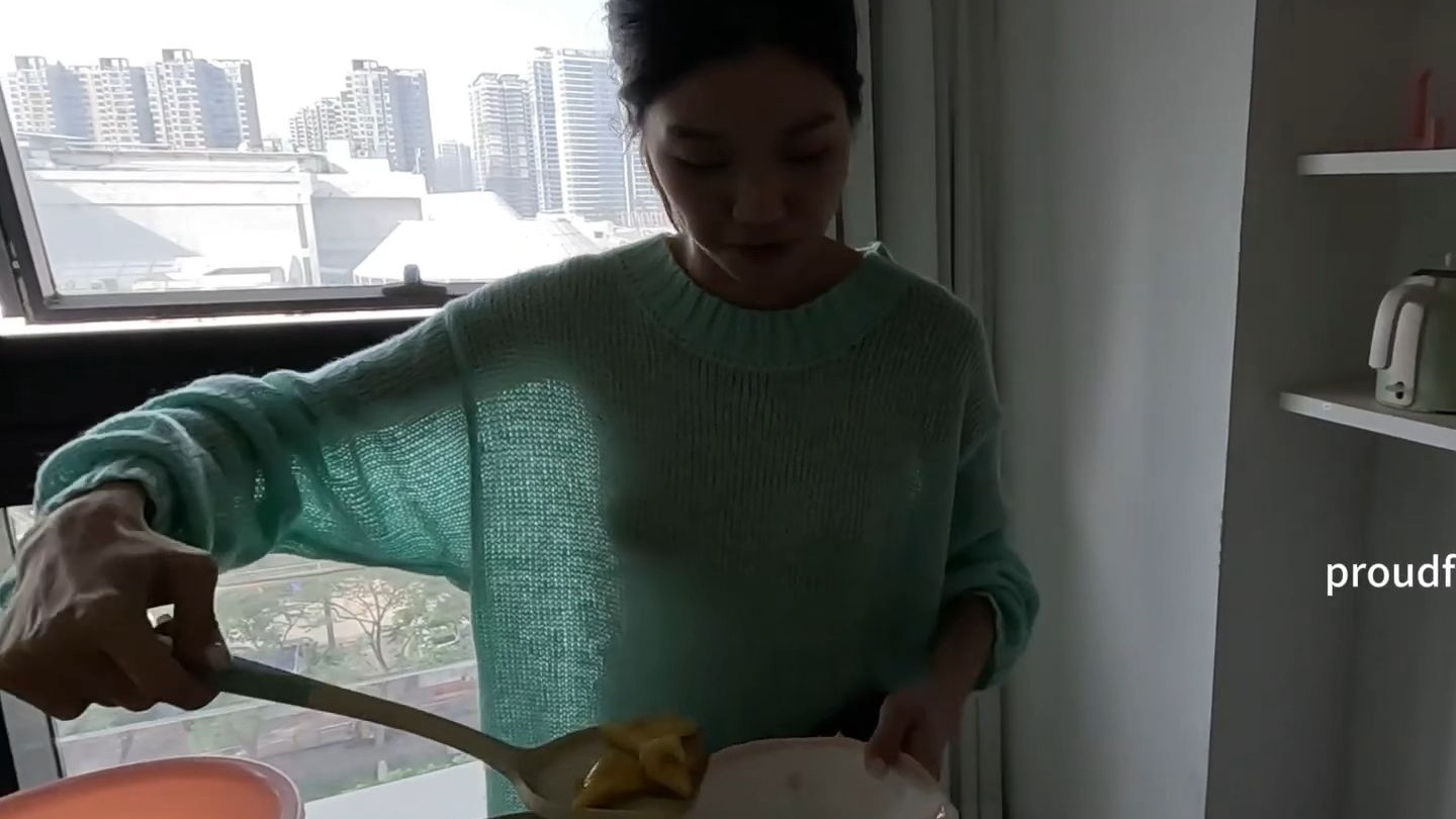 活泼大方的juju来做饭啦，菠萝炒牛肉