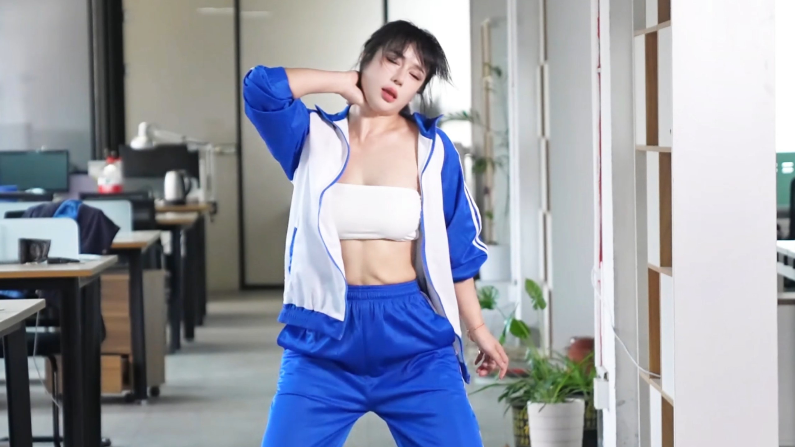 口罩穿反了吗？？怎么感觉怪怪的