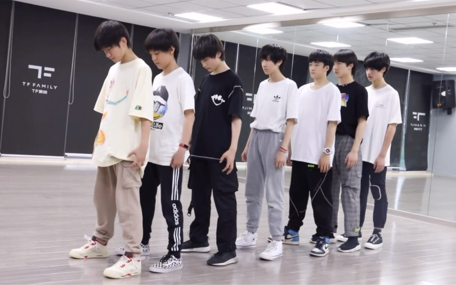 tf家族张峻豪单人cut练习生日常不过的日常30惊喜加载中